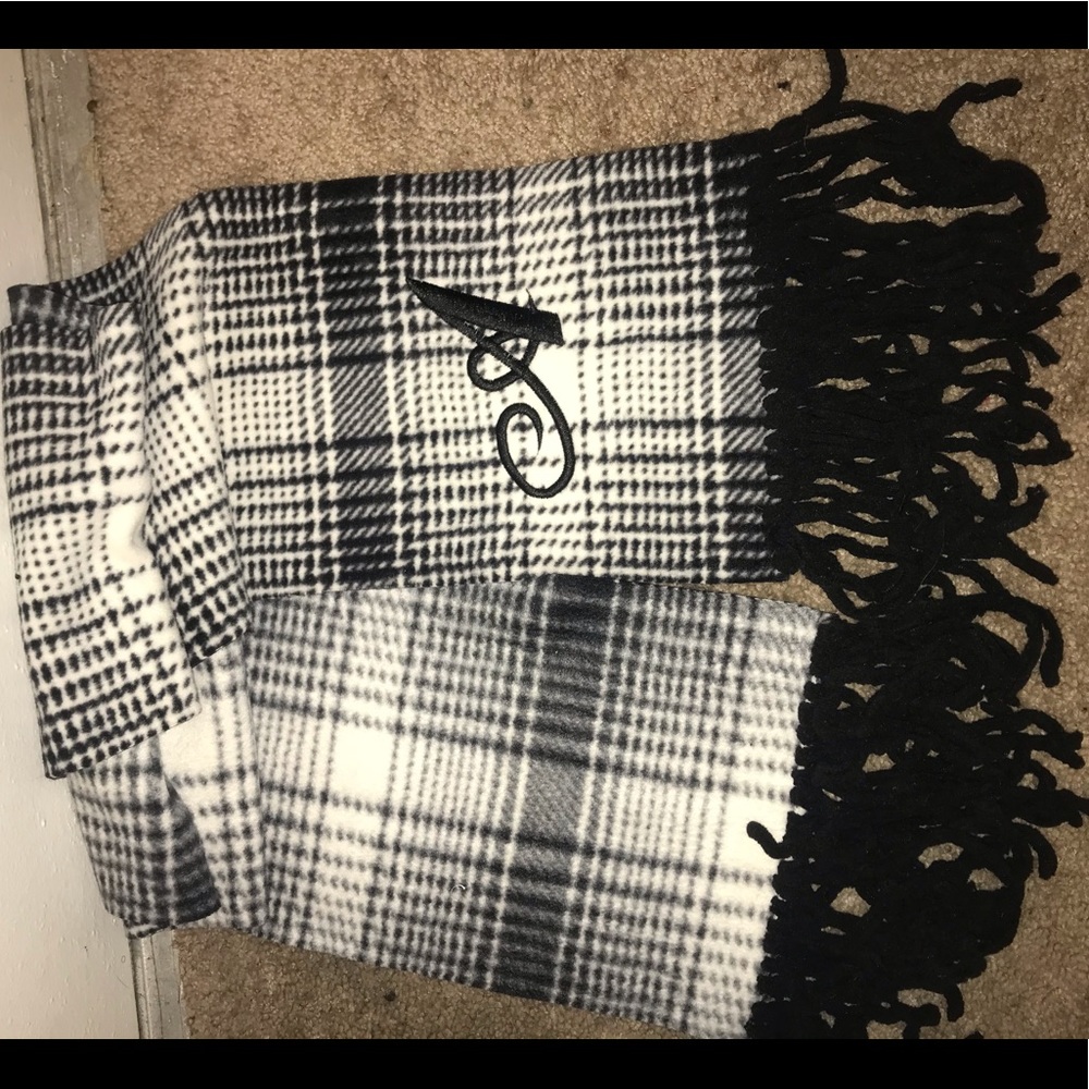 Black Scarf